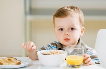 Trẻ ăn nhiều chất dinh dưỡng uống ngày 2 bình sữa - Vẫn còi