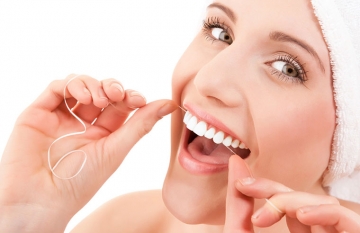 Niềng răng hãy dùng chỉ nha khoa để vệ sinh răng miệng